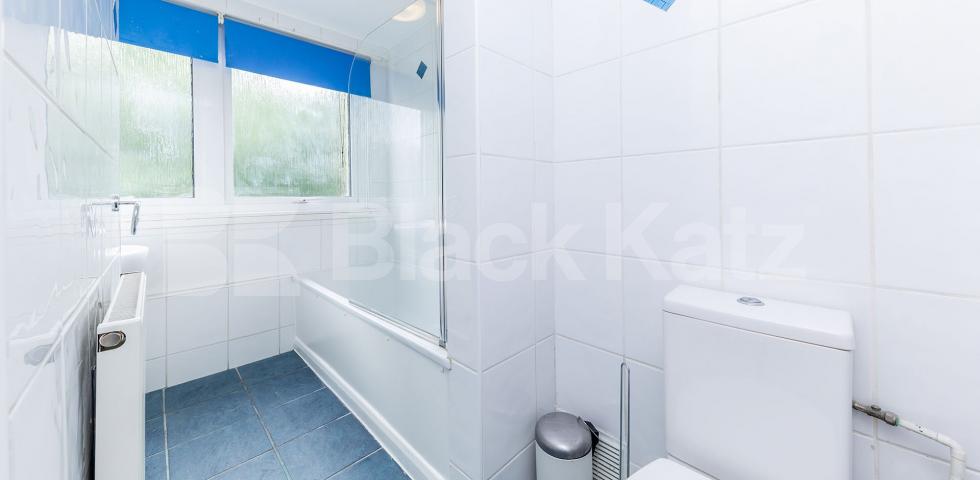 			LARGE 2 / 3 BED IN CAMDEN, 3 Bedroom, 1 bath, 1 reception Flat			 Malden Crescent, Kentish Town / Camden